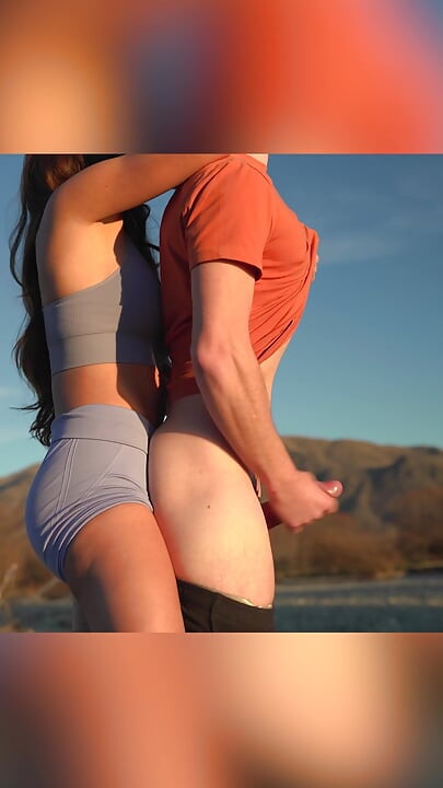 Hete vrouw pint hard buitenshuis vast - verticale pov
