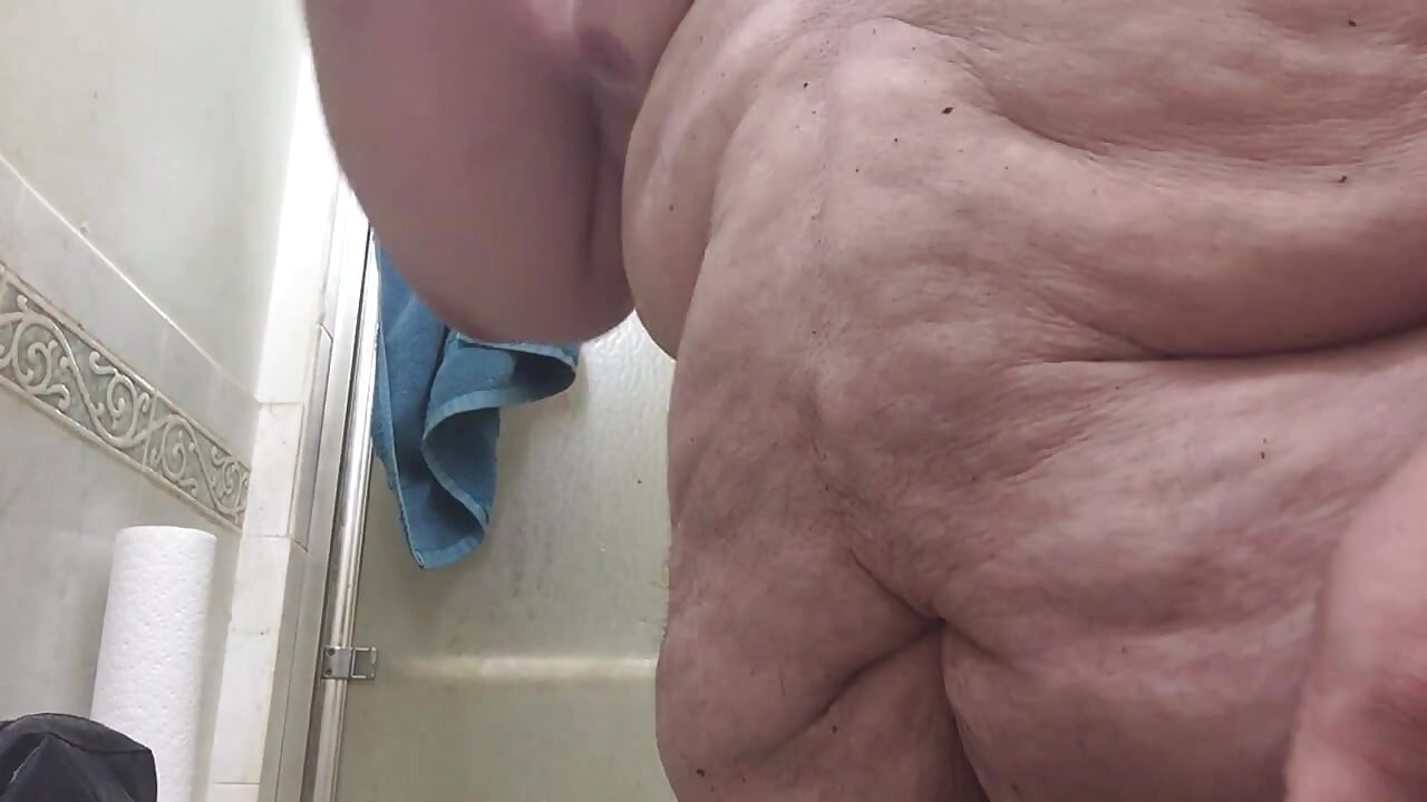 FatAsssmallDick Chris CRS memberikan dirinya enema kecil menggunakan pam tangan