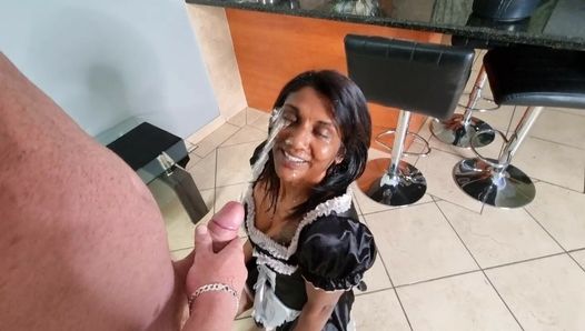 Une indienne en tenue de femme de chambre française reçoit une douche dorée, nettoyage