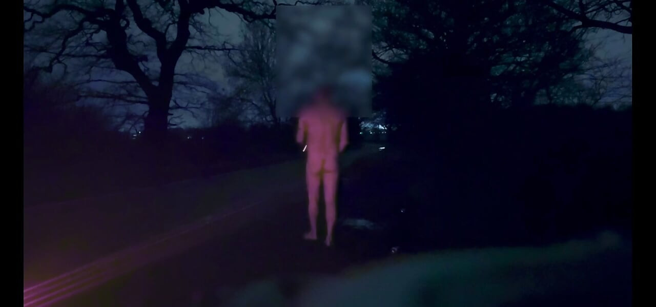 赤腳扭動在兩個地點裸體打手槍