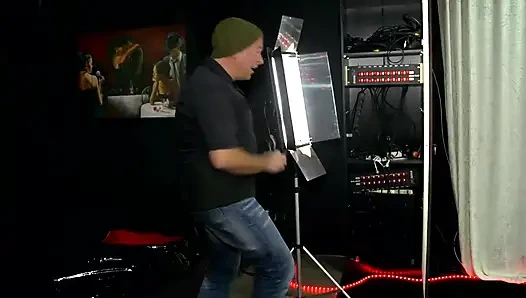 Дикий Гэнгбэнг С Двойном Проникновением На Улице С Возбужденными Крошками