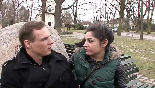 Пикапированная немецкая кукла получает огромный камшот на лицо после траха с незнакомцем