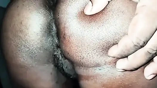 Desi junges mädchen hart gefickt mit großem holzdildo und laut stöhnen