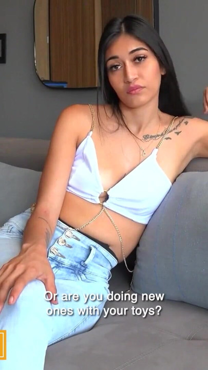 Sıska latin model pembe amcık sahte amatör oyuncu seçmelerinde sert sikiliyor | Klip 1