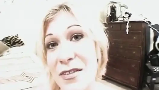 Blonde MILf geknebelt und massiven schwanz tief in den hals gefickt