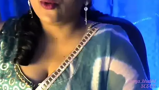 Gorąca zmysłowa dziewczyna Bhabhi spełnia swoje pragnienie seksu, otwierając swoje ubrania, pieszcząc jej piersi i susząc piersi