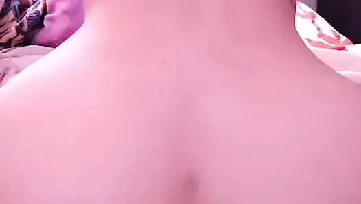 Сначала я обожаю играть с моей маленькой, а затем скачу в анал на моем любовнике