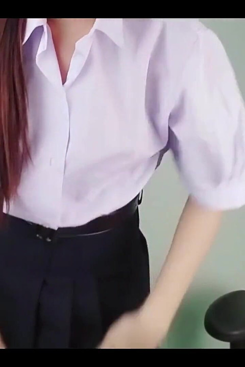 一名学生被拍到不停地把假塞进她的阴道.