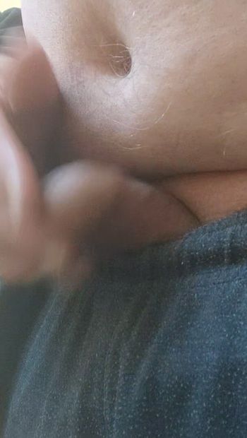 Mój ciekawy mały penis wygląda z moich spodni