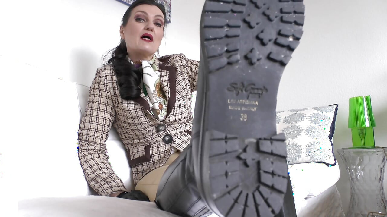 Và bây giờ bạn sẽ liếm lòng bàn chân của tôi, con đĩ headscarf! Quý cô Victoria Valente