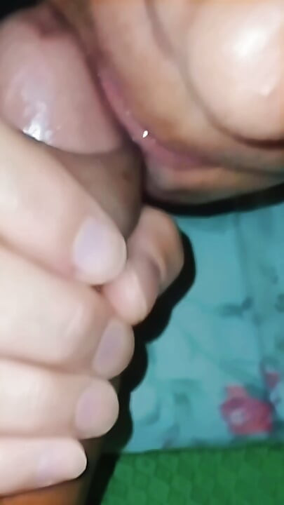 Tatie l’a vu nu et voulait prendre soin de la bite de son beau-neveu.