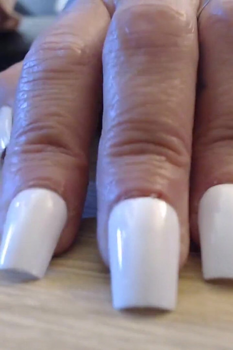 Dotykając klikając białe paznokcie