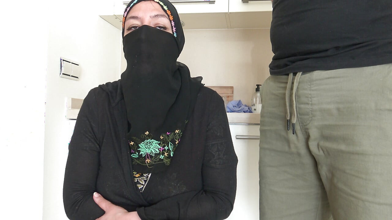 A young Algerian woman shoots her first pornographic film in Marseille because she needs money to pay her rent.