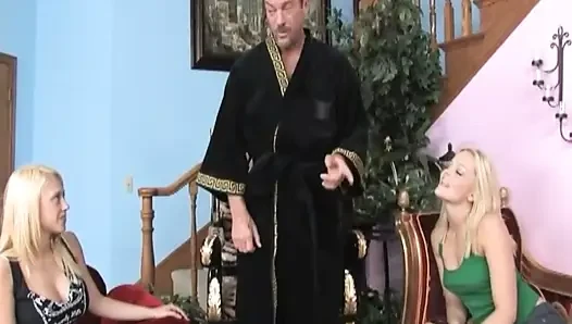 Lesben, blonde mit dicken möpsen, muschi lecken, ficken zu dritt