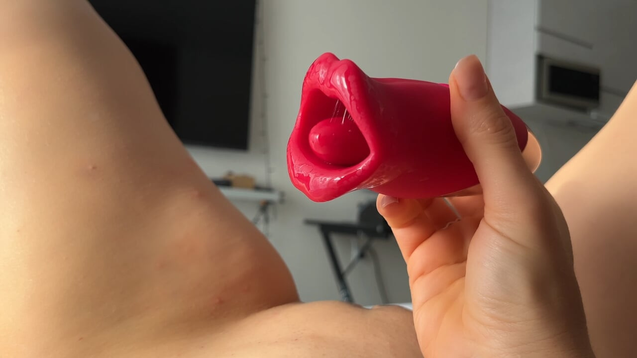 Bunlar gerçek dudaklar mı? Oyuncak orgazmları sallamak için amımı öpüyor
