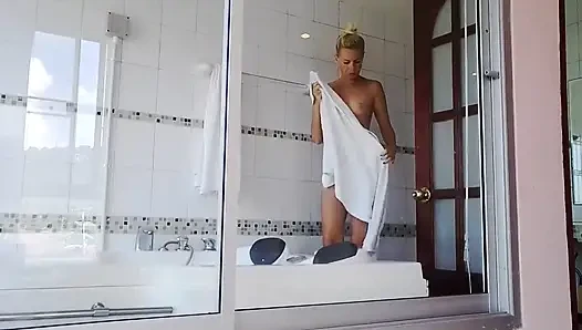Lihat aku di kamar mandi