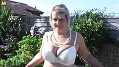 Бабушка с большой грудью мастурбирует в саду в любительском видео