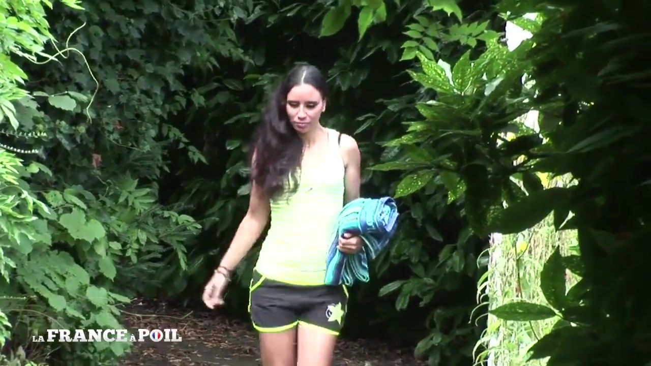 壮麗な小柄なアラブのスラットがプールで日光浴をする