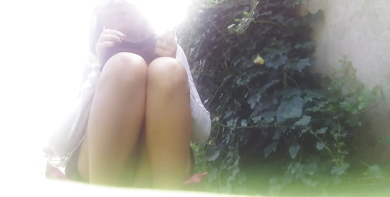 Mon M. fait pipi dans le jardin ! Quel méfait ! et puis elle la touche...