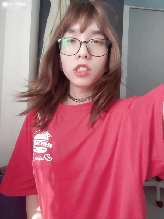 Sissy châu Á dễ thương trong trinh tiết bắn tinh