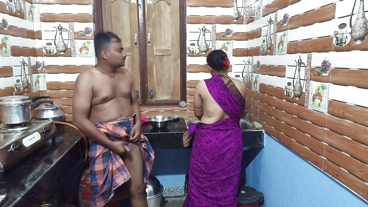 Suri rumah India berkongkek tegar di bilik dapur oleh kawan suaminya