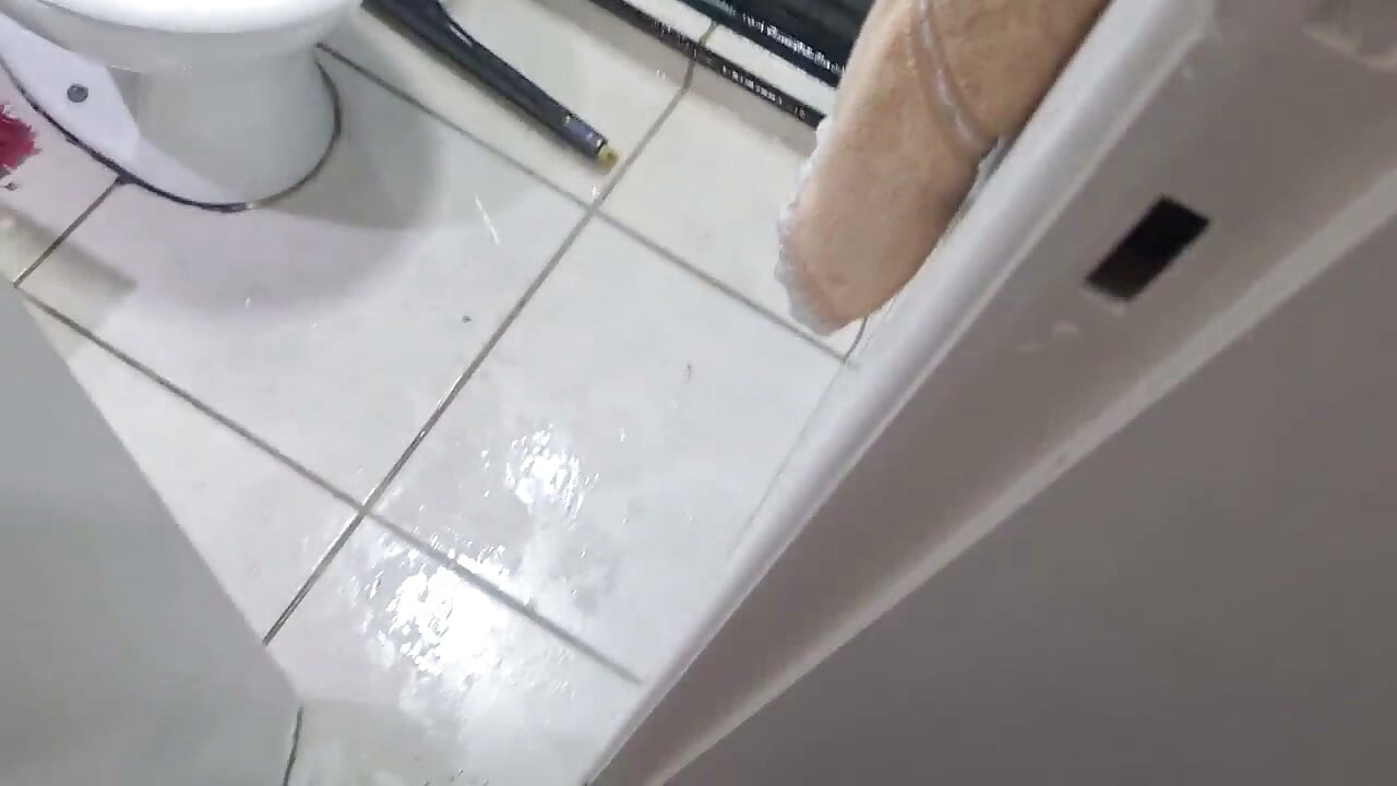 Bị bắt gặp mẹ kế đang tắm