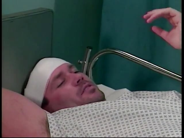 Bu hemşire erkek hastasını hastane elbisesiyle sikmeyi seviyor