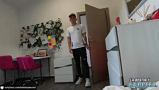 Kejutan untuk pacarku yang berakhir dengan footjob, seks hardcore, crot sperma di kaki lambida cosplay