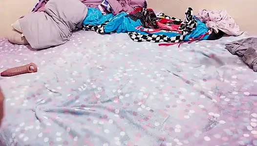 Pantatku dientot enak banget sama aku dan dildo