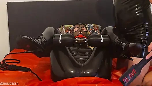 Gadis super semok ini lagi asik muasin memeknya pakai dildo ukuran raksasa sambil diikat dan pakai sepatu hak tinggi balet!