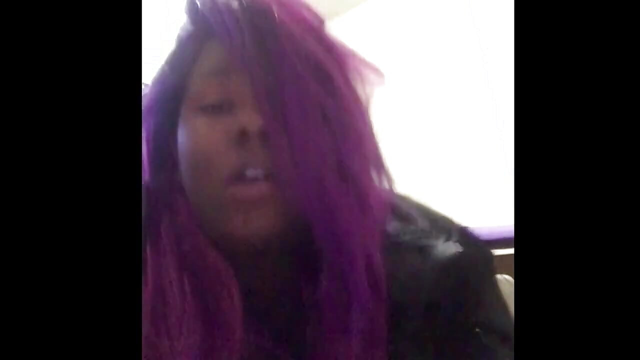 Büyük götlü zenci spor ayakkabısıyla sikiliyor