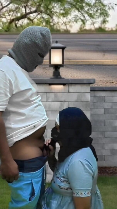 Istri muslim berhijab yang tukang selingkuh pamer memek di depan umum dan nyepong kontol orang asing demi uang viral… | Clip 2