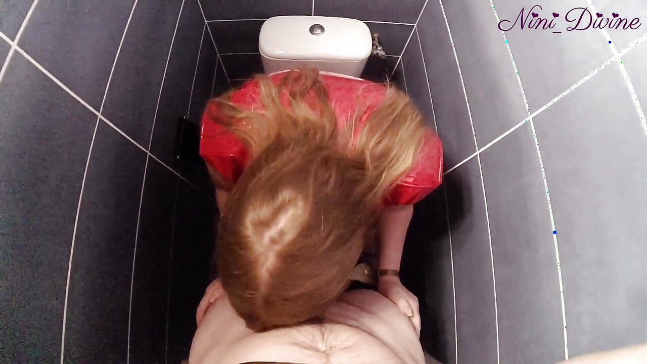 大きなナチュラルなお尻、フランス人女性がナイトクラブのトイレで激しく犯される