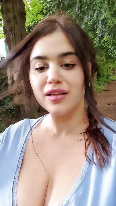 Exhibicionistická MILF dělá nahotu na veřejnosti - zve cizince, aby se dotkl jejích velkých prsou