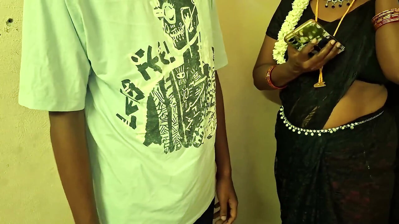 Tante seksi india yang nggak di rumah pengen dientot sama dua besar - seks threesome india