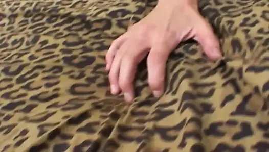 Olgun sarışın orta yaşlı seksi kadın kalın yarağı derine alıyor