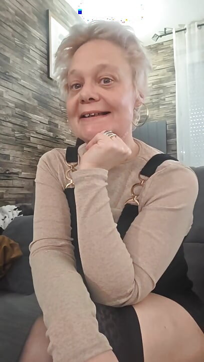 Me Chupo Una Buena Polla Y Me Hago Follar Mi Coño MILF Puta