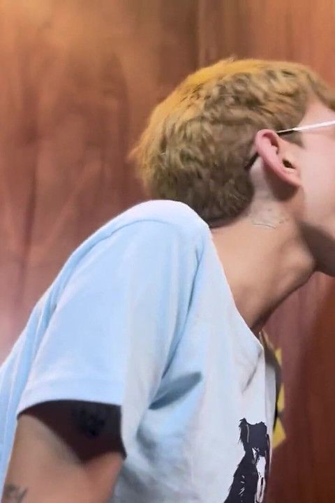 马可·塞缪尔在寻欢洞的一个激烈的夜晚满足了他的欲望。