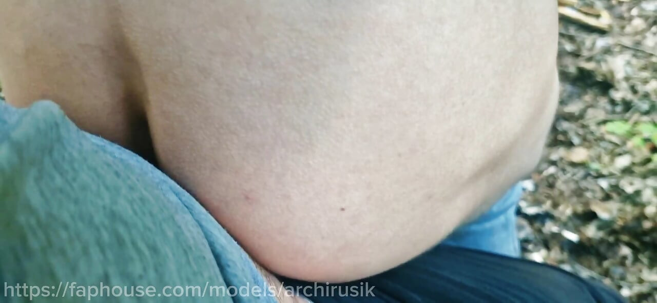 Twinks with Big Dicks Fuck During Breaks in the Park Without Condoms Until They Cum