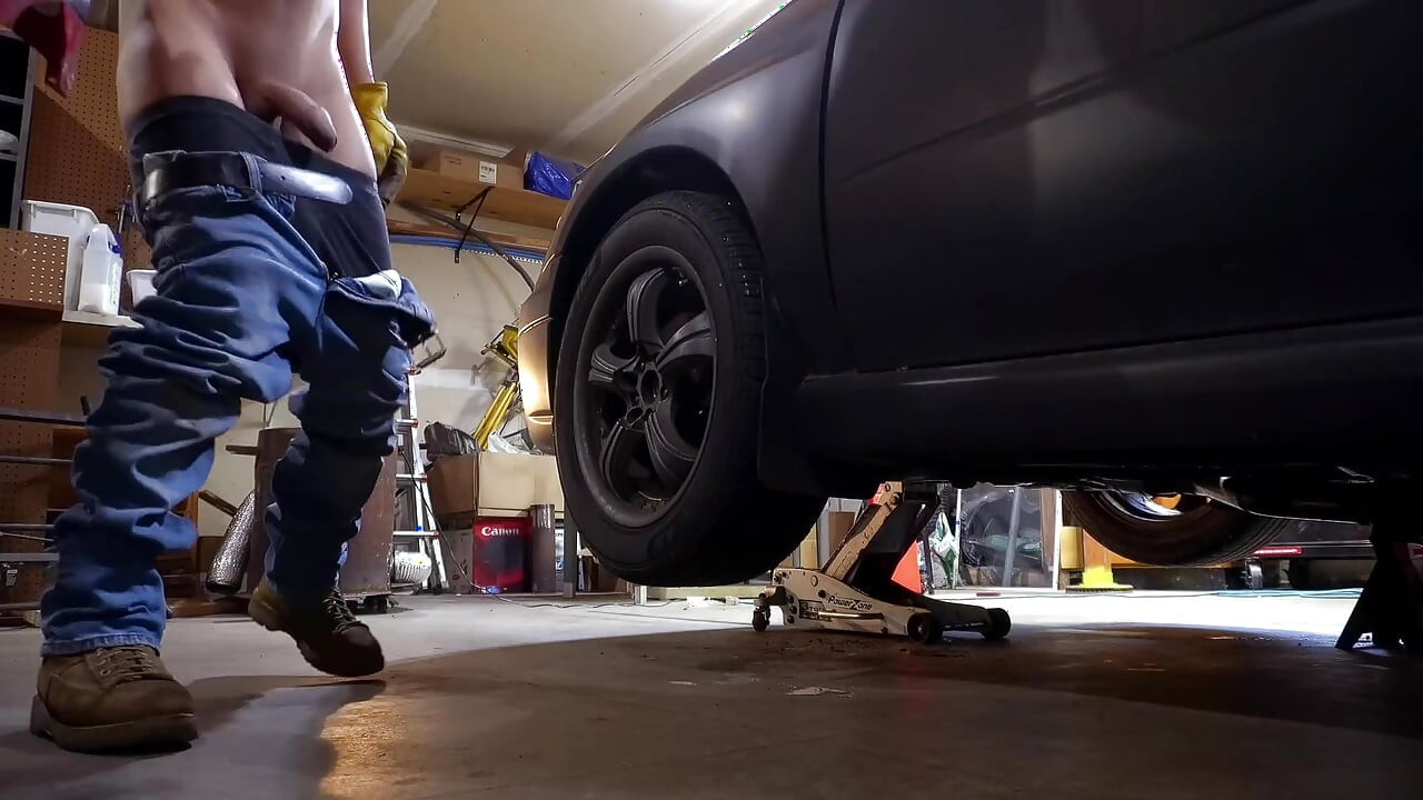 Děvka velký péro mechanik stříká a provádí opravy
