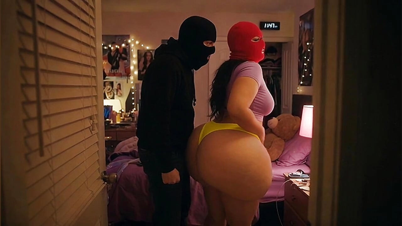 Latina mit dickem arsch in engen gelben leggings wird im schlafzimmer gedrückt