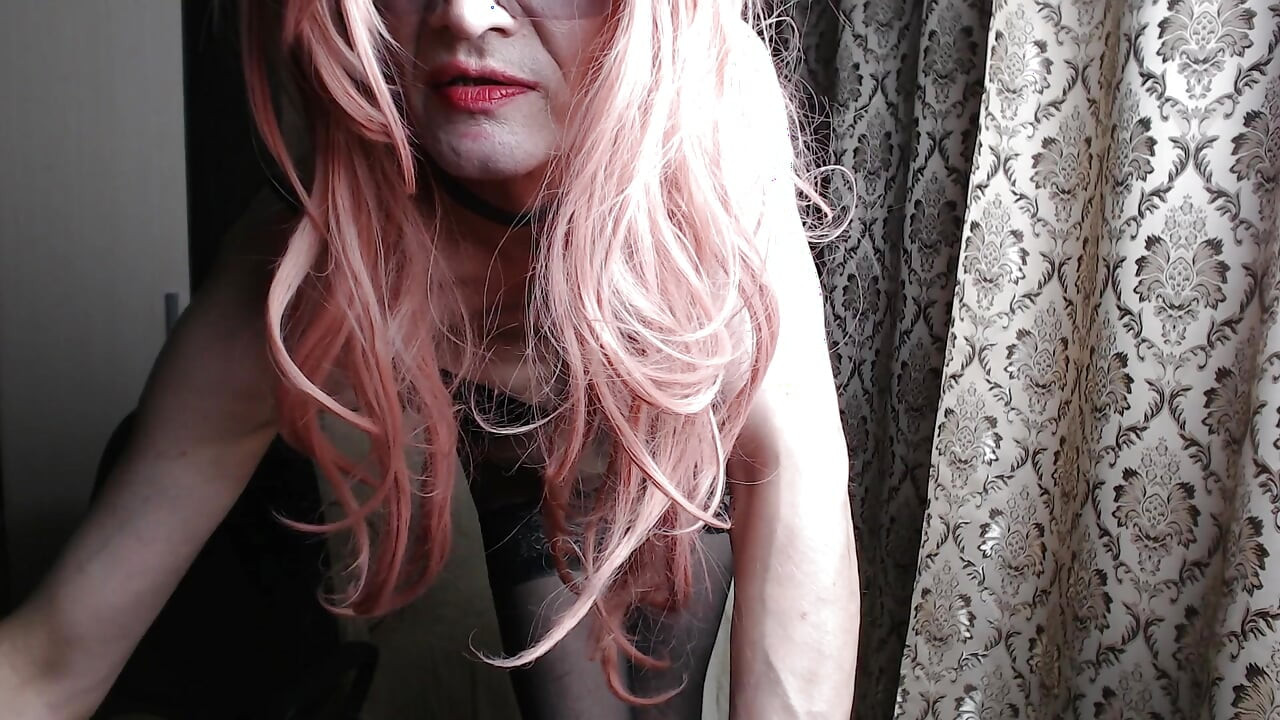 Completely Naked Debauchee Shows Herself to Chat Guests