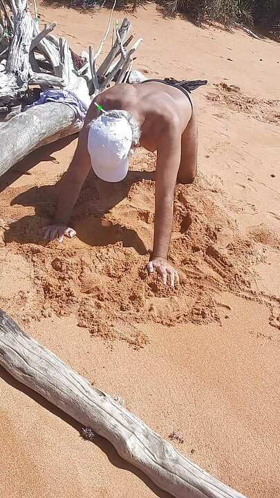 Ladysilva di pantai dalam seluar dalam menyamak pantat panasnya