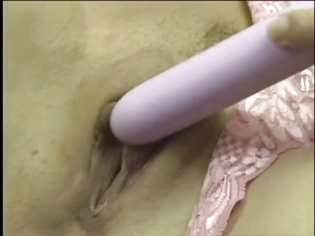 Trampige junge brünette Nevaeh Ashton hält vibrator an ihren kitzler und schiebt ihn dann in ihre rasierte fotze