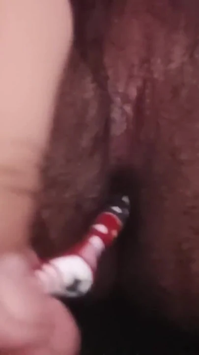 亚洲男孩通过把东西插入他的菊花并自慰来弄脏自己 | 短片 1