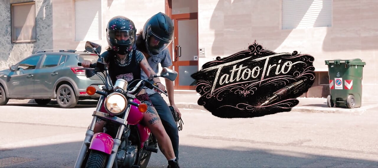 Tatuointi kolmen kimppa, hän pariskunnan aisankannattaja haluaa tulla tatuoijan kusettamaksi