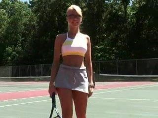 Barbi tappar tennis