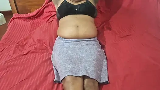 Büyük götlü Asyalı kız arkadaş inliyor