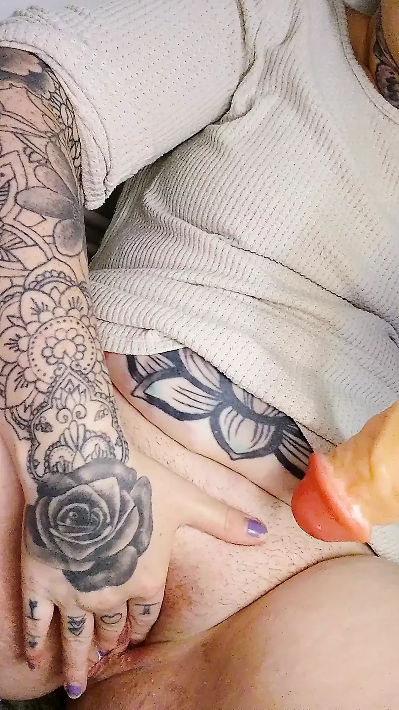 Ich ficke mich mit meinem großen dildo, bis ich komme