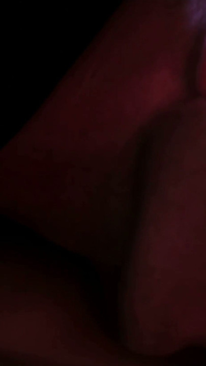 Moden blondine har anal sex med en veludstyret fyr | Clip 1